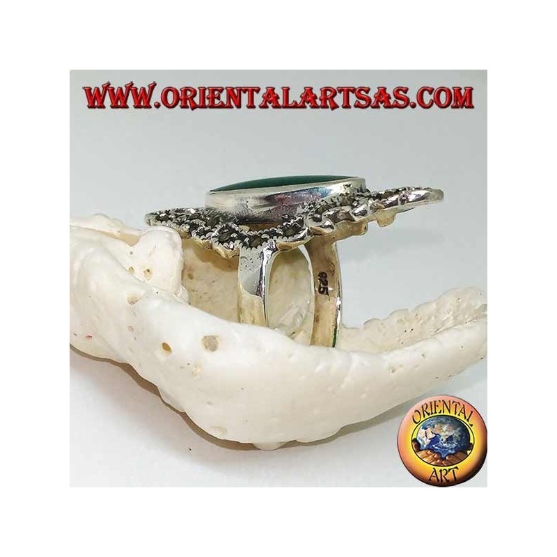 Bague en argent avec une agate verte ovale allongée entourée d'une ligne ondulée de marcassite