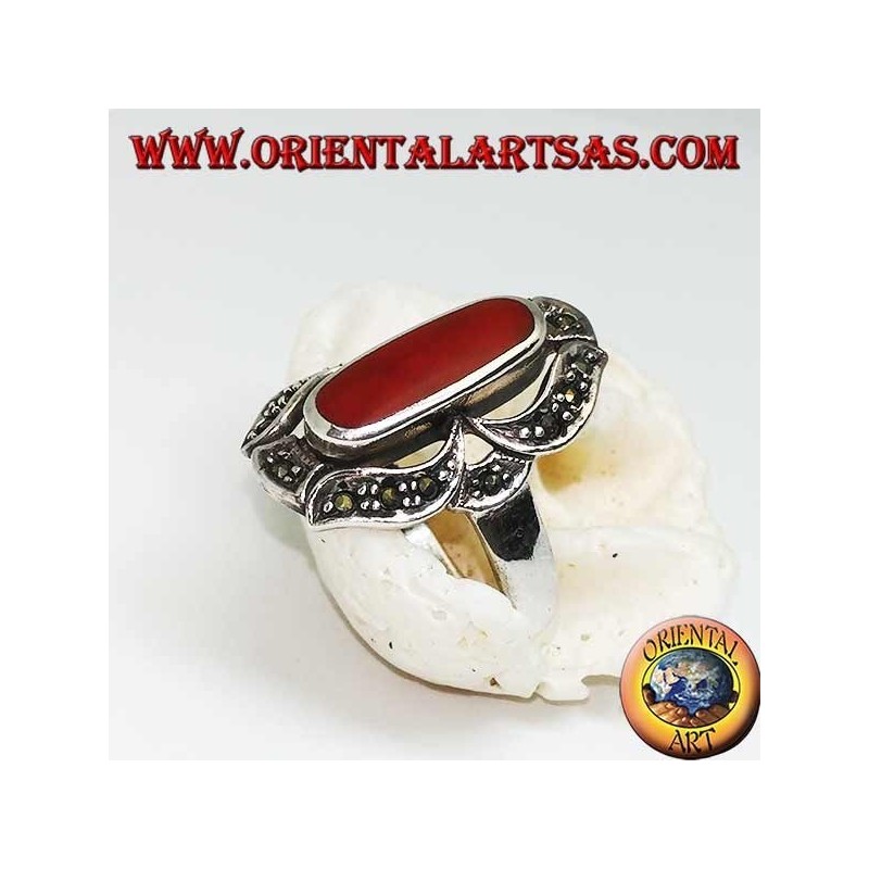 Anillo de plata con cornalina ovalada alargada en una marcasita ocho