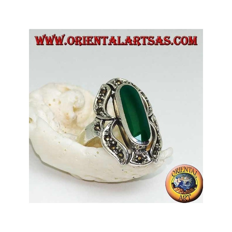Bague en argent avec agate verte ovale allongée dans une marcassite huit