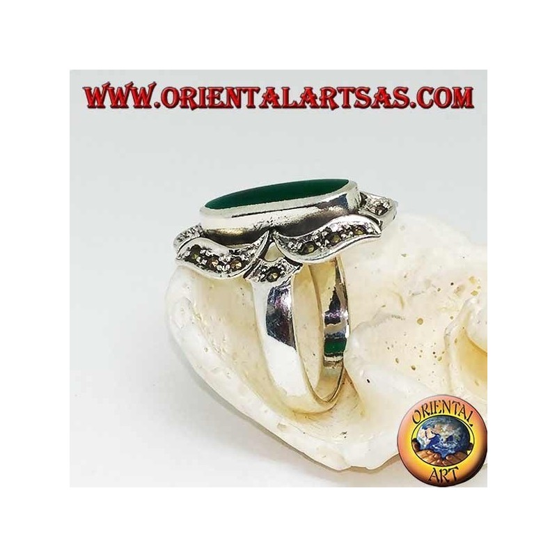 Bague en argent avec agate verte ovale allongée dans une marcassite huit