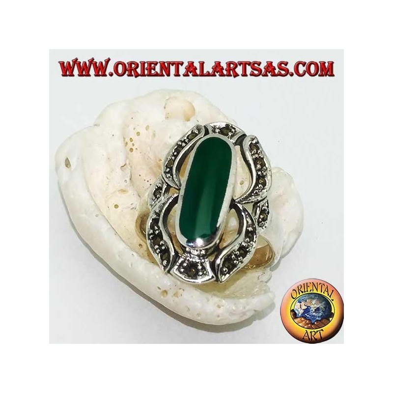 Anillo de plata con ágata verde ovalada alargada en una marcasita ocho