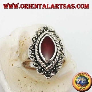 Anillo de plata con cornalina de lanzadera rodeada de trenza y una hilera de marcasita