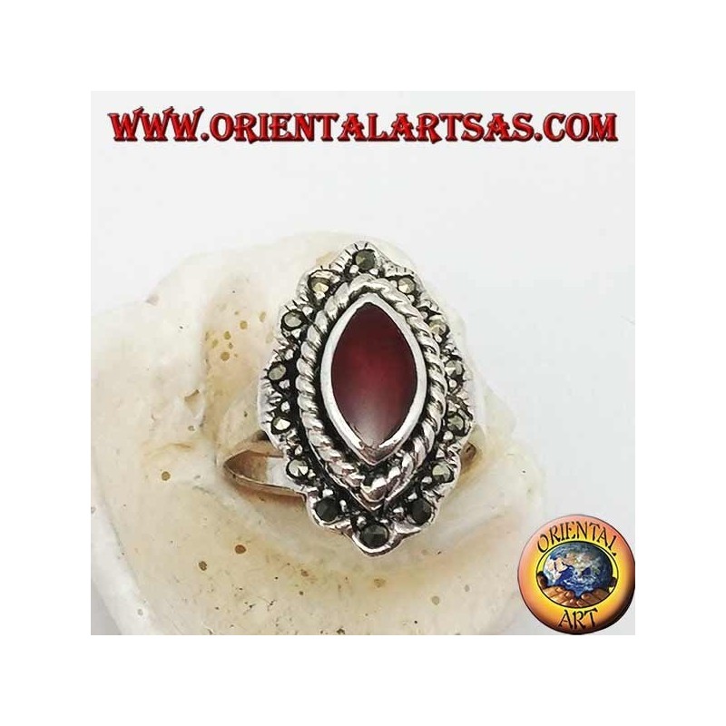 Anillo de plata con cornalina de lanzadera rodeada de trenza y una hilera de marcasita