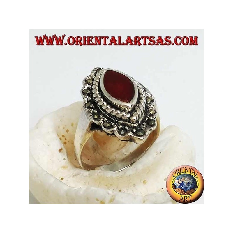 Bague en argent avec cornaline navette entourée d'une tresse et d'une rangée de marcassite