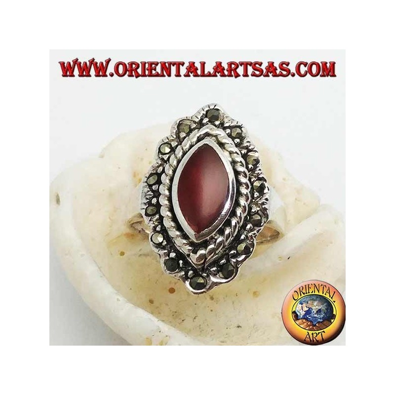 Anillo de plata con cornalina de lanzadera rodeada de trenza y una hilera de marcasita