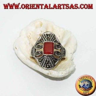 Bague en argent avec cornaline rectangulaire et décorations géométriques perforées de marcassite