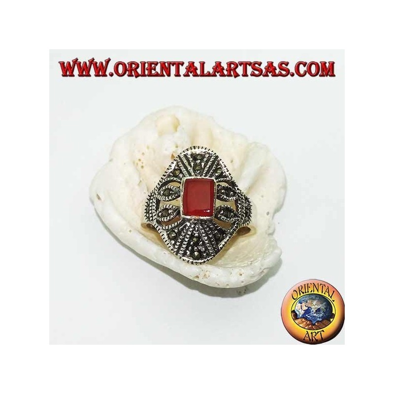 Anello in argento con corniola rettangolare e decorazioni geometriche traforate con marcassite