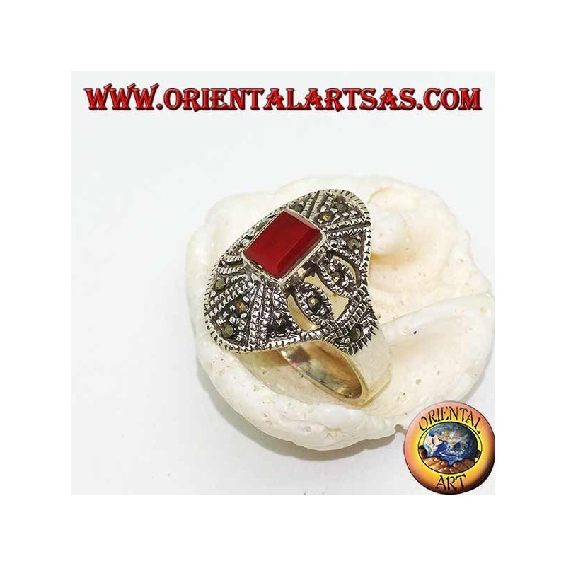 Bague en argent avec cornaline rectangulaire et décorations géométriques perforées de marcassite