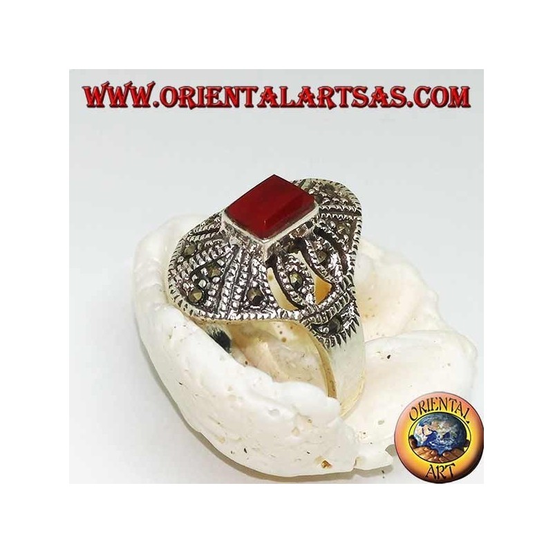Anillo de plata con cornalina rectangular y decoraciones geométricas perforadas con marcasita.