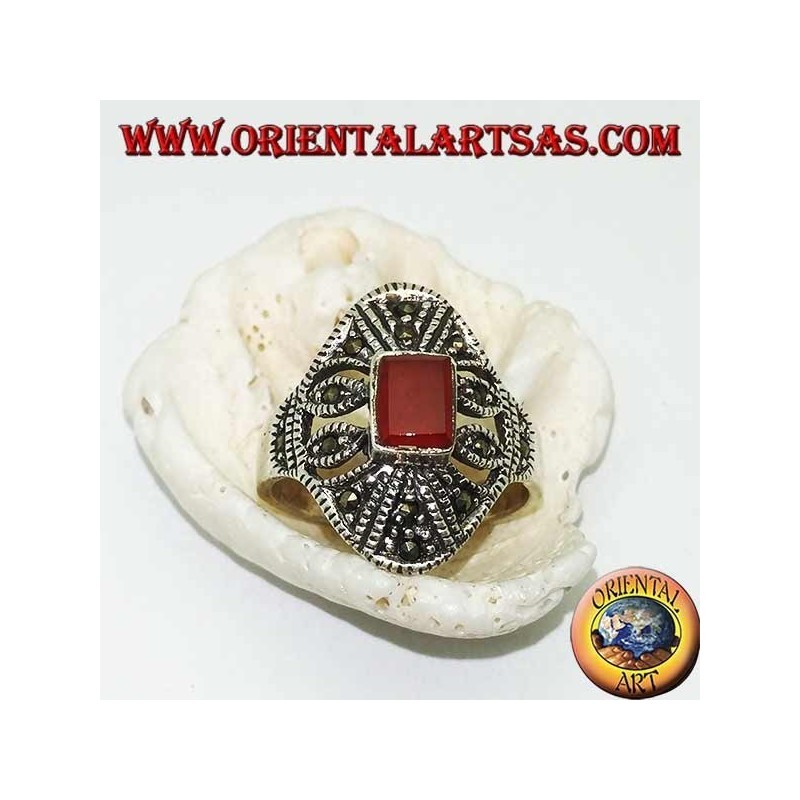 Bague en argent avec cornaline rectangulaire et décorations géométriques perforées de marcassite