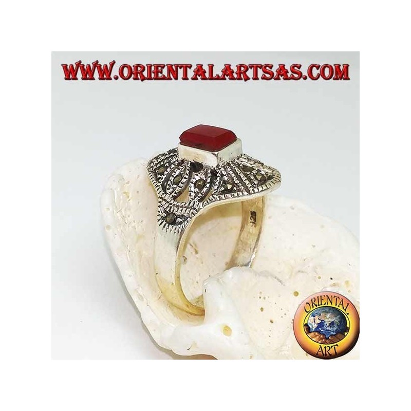 Anillo de plata con cornalina rectangular y decoraciones geométricas perforadas con marcasita.