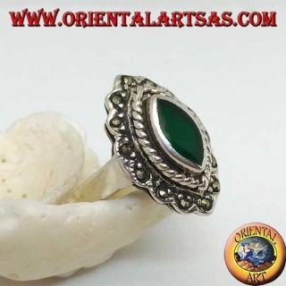 Anillo de plata con ágata lanzadera verde rodeada de trenza y una hilera de marcasita