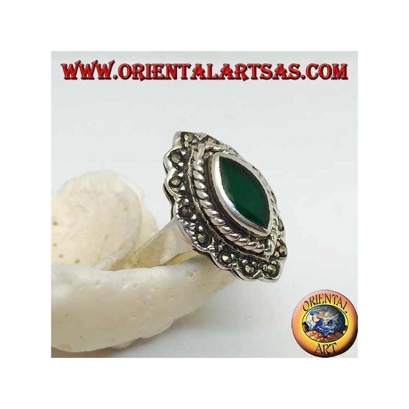 Bague en argent avec agate navette verte entourée d'une tresse et d'une rangée de marcassite