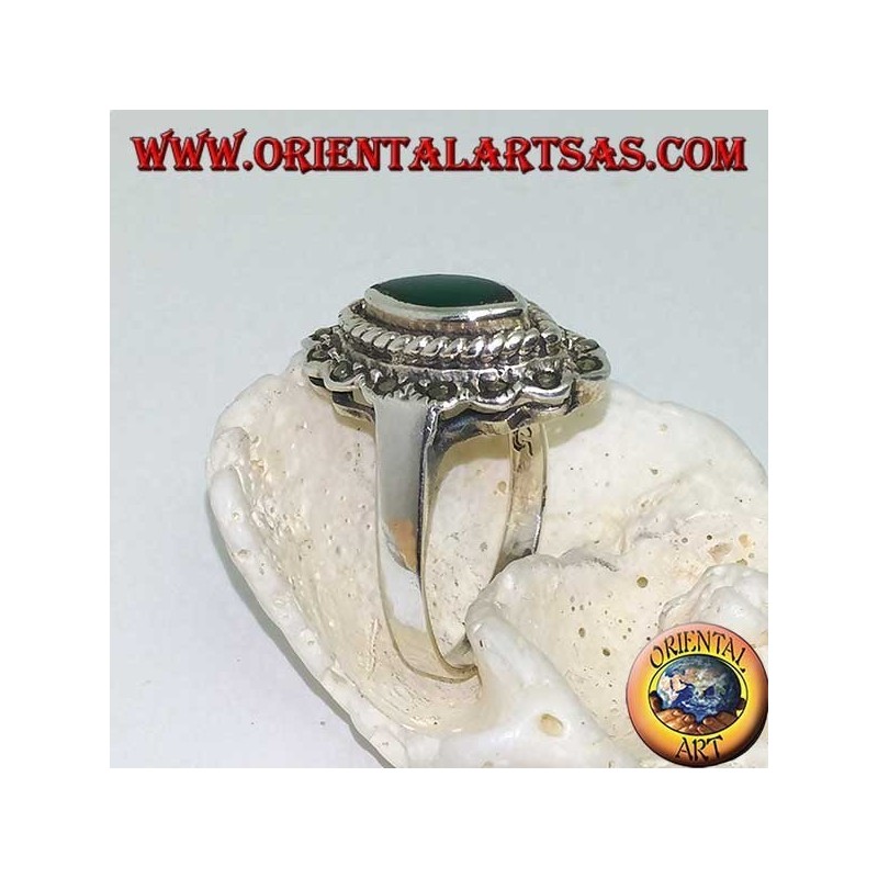 Anello in argento con agata verde a navetta contornata da treccia e una fila di marcassite