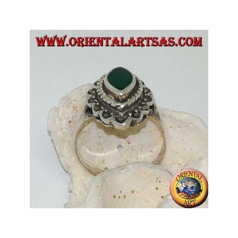 Anillo de plata con ágata lanzadera verde rodeada de trenza y una hilera de marcasita