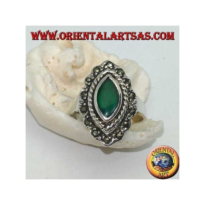 Anillo de plata con ágata lanzadera verde rodeada de trenza y una hilera de marcasita