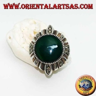 Anello in argento con agata verde tonda contornata da righe d'argento e marcasite alternate
