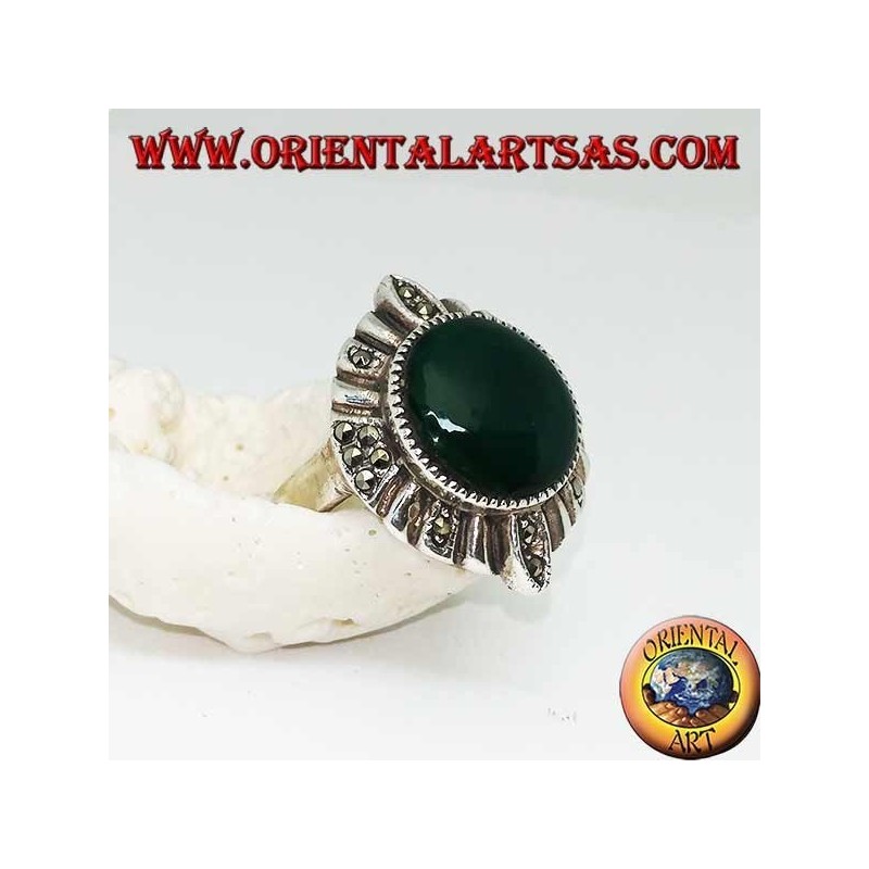 Anillo de plata con ágata verde redonda rodeada de líneas alternadas de plata y marcasita