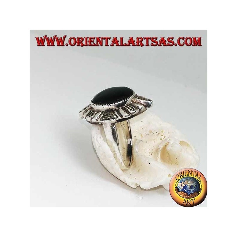 Bague en argent avec agate verte ronde entourée de lignes alternées d'argent et de marcassite