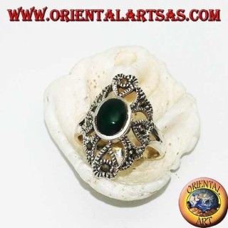 Anillo de plata con ágata verde ovalada en un marco calado con marcasitas