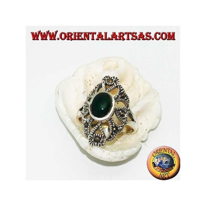 Anello in argento con agata verde ovale su montatura traforata con marcassiti