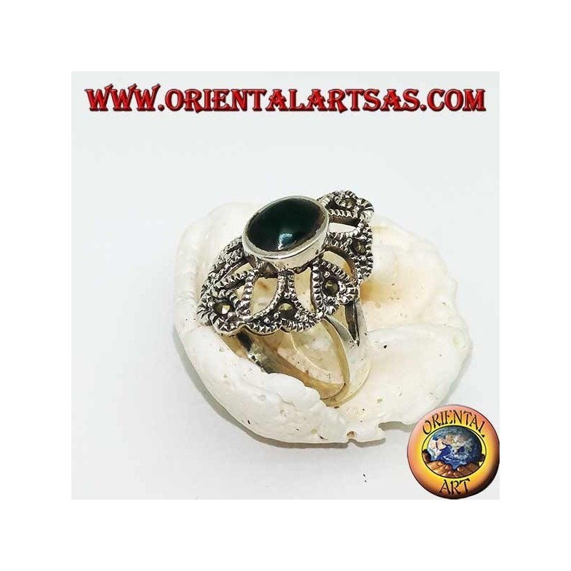Anillo de plata con ágata verde ovalada en un marco calado con marcasitas