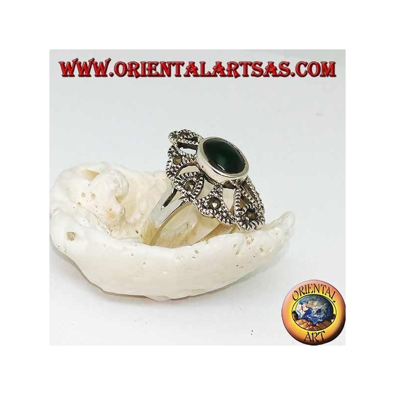 Bague en argent avec agate verte ovale sur fond ajouré avec marcassites