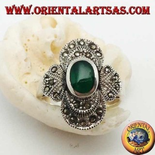 Anello in argento con agata verde ovale su montatura tondeggiante tempestata di marcassite