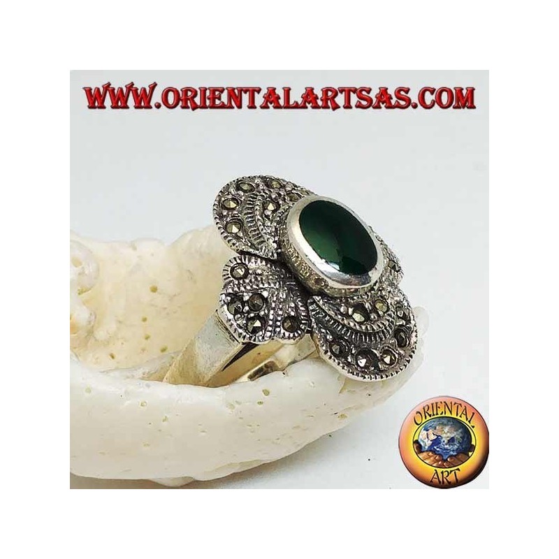 Bague en argent avec agate verte ovale sur une monture ronde parsemée de marcassite