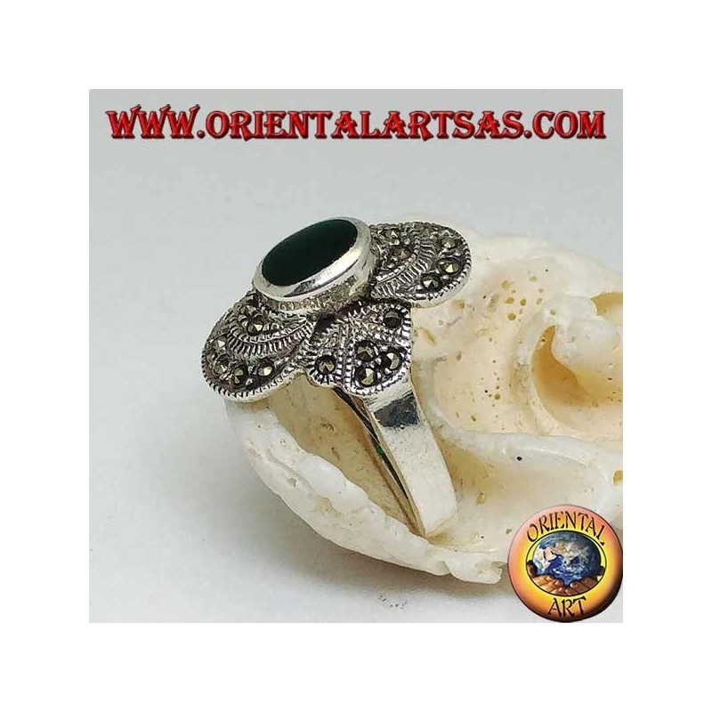 Anello in argento con agata verde ovale su montatura tondeggiante tempestata di marcassite