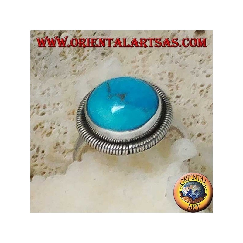 Anello in argento con turchese tondo a cabochon contornato da una fila di dischetti (14)