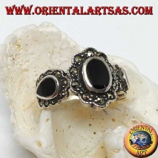 Bague en argent avec onyx ovale central et goutte d'eau sur les côtés entourée de marcassite