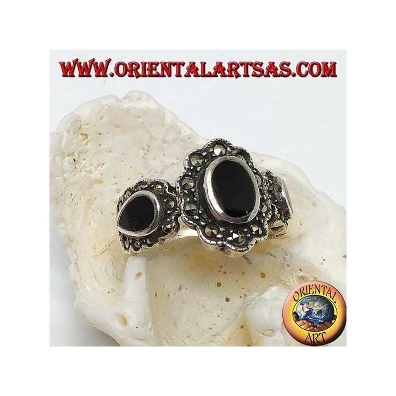 Bague en argent avec onyx ovale central et goutte d'eau sur les côtés entourée de marcassite