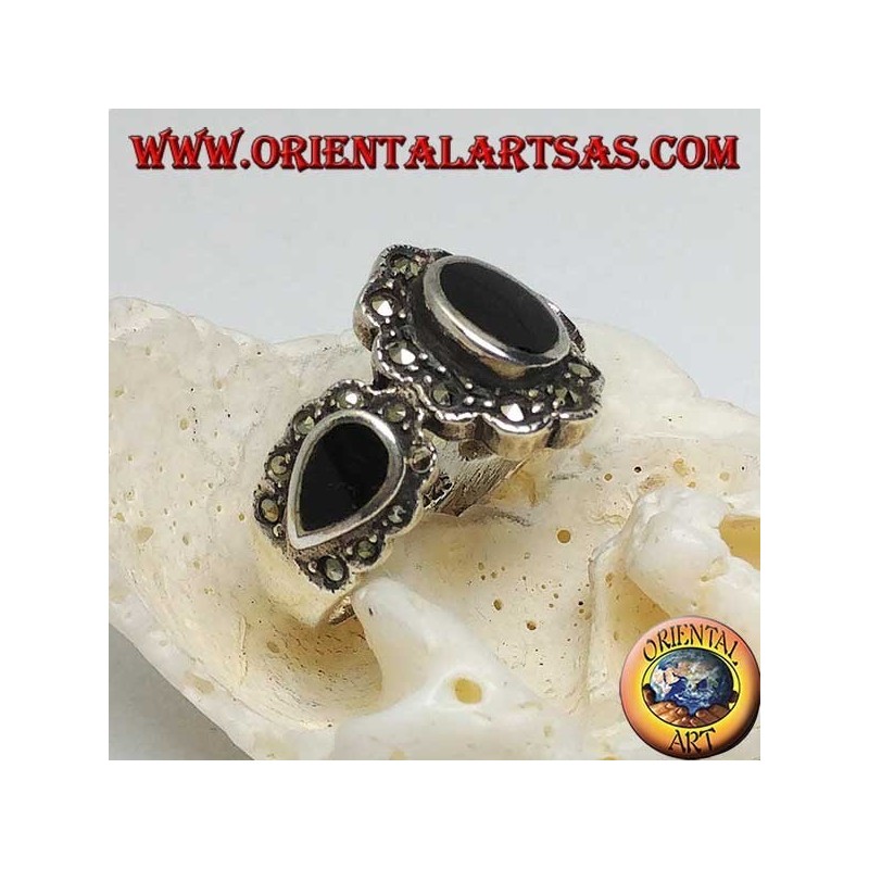 Bague en argent avec onyx ovale central et goutte d'eau sur les côtés entourée de marcassite