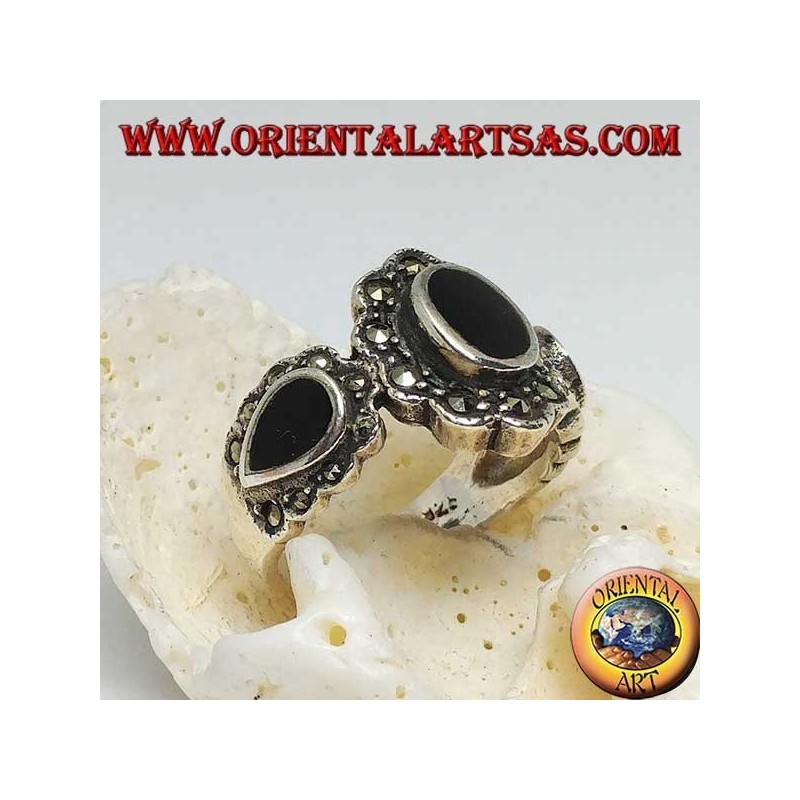 Anello in argento con onice ovale centrale e a goccia sui lati contornate da marcasite