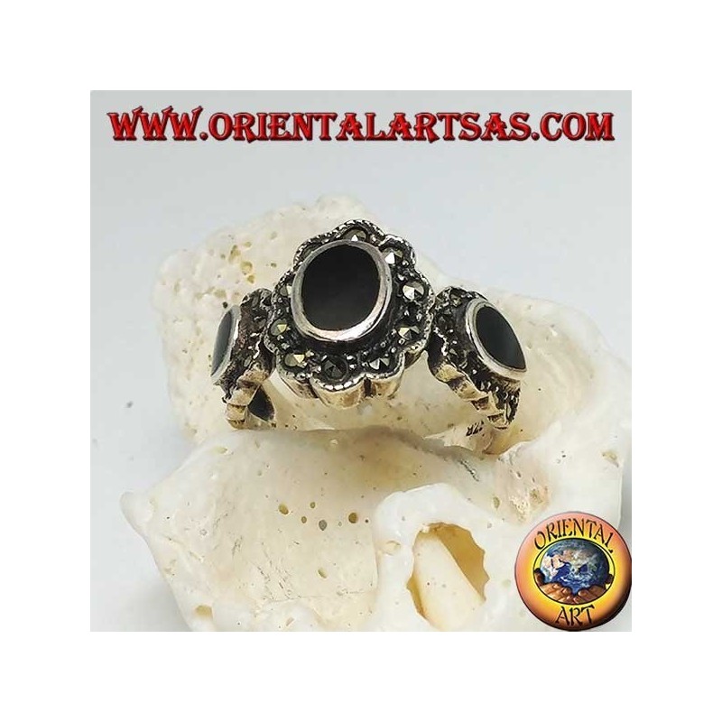 Bague en argent avec onyx ovale central et goutte d'eau sur les côtés entourée de marcassite