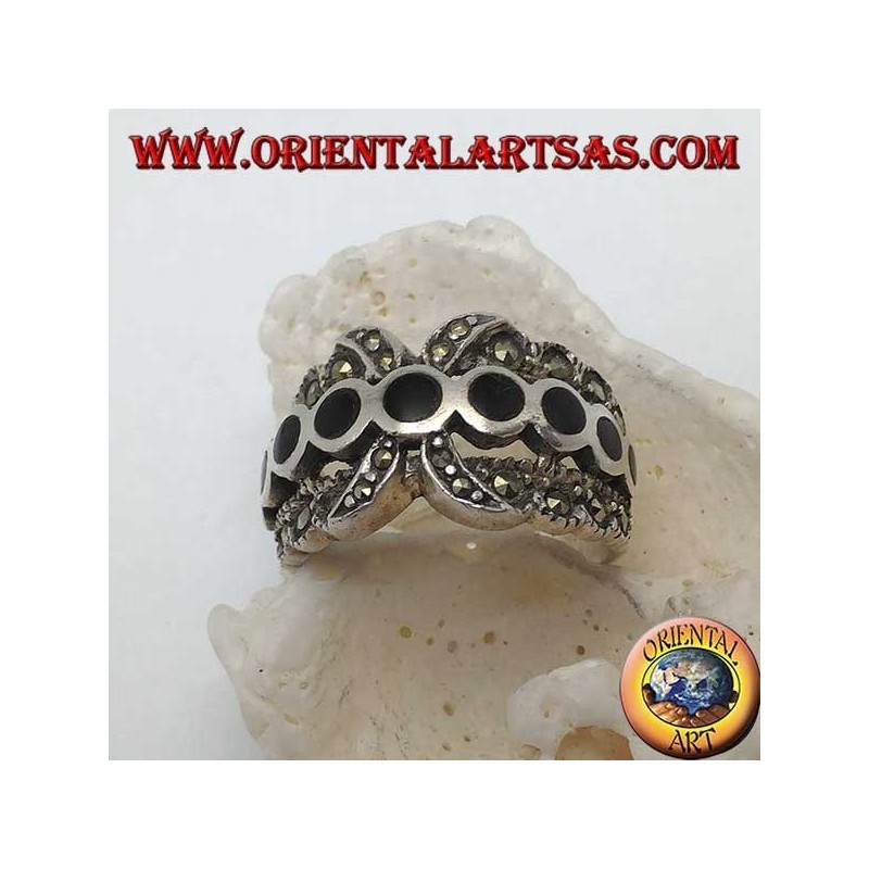 Anello in argento a fascia X con una fila di dischetti tondi di onice tra marcassite