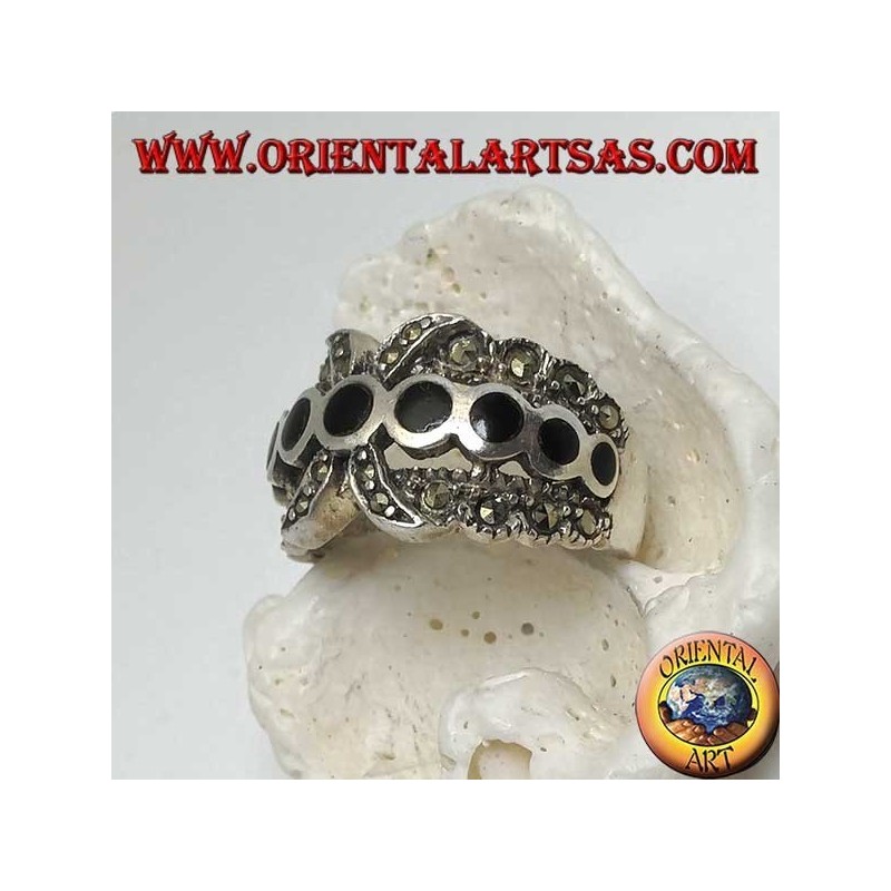Bague en argent à bande X avec une rangée de disques ronds en onyx entre la marcassite