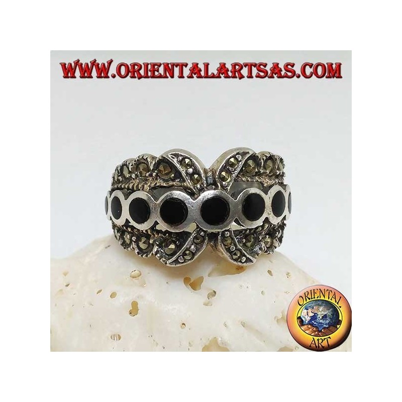 Bague en argent à bande X avec une rangée de disques ronds en onyx entre la marcassite