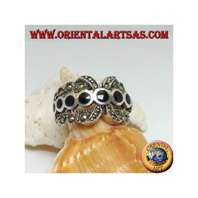 Bague en argent à bande X avec une rangée de disques ronds en onyx entre la marcassite