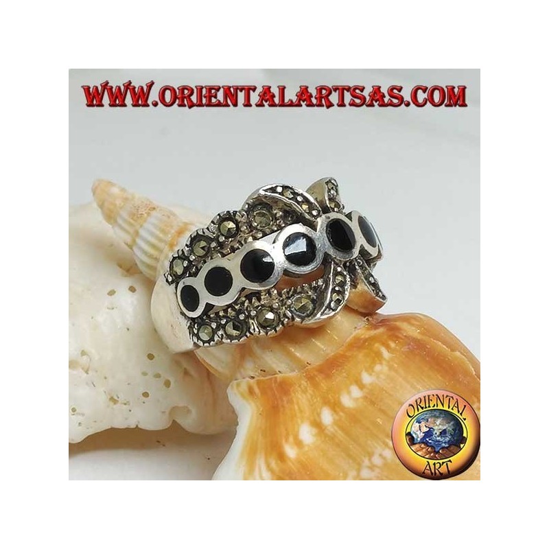 Bague en argent à bande X avec une rangée de disques ronds en onyx entre la marcassite