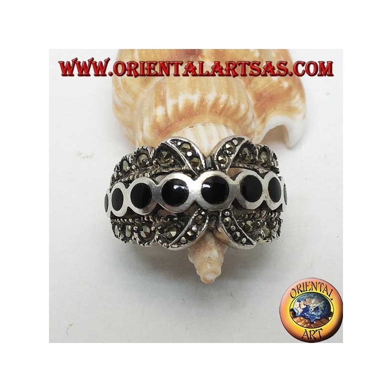 Bague en argent à bande X avec une rangée de disques ronds en onyx entre la marcassite