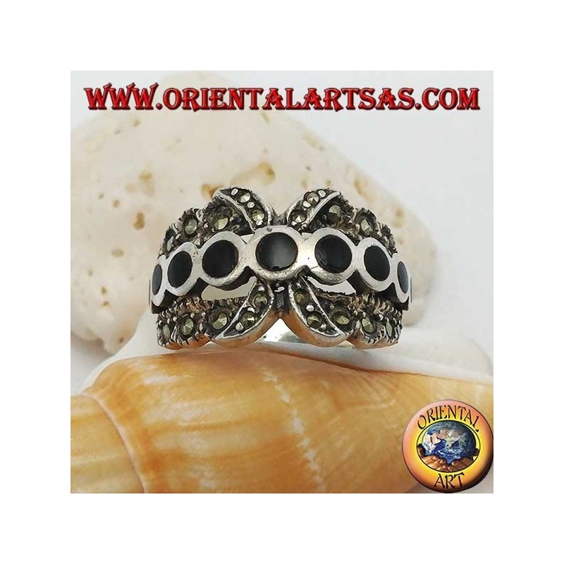 Anello in argento a fascia X con una fila di dischetti tondi di onice tra marcassite