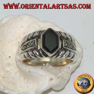 Anello in argento a fascia rigata con onice esagonale e marcasite sui lati
