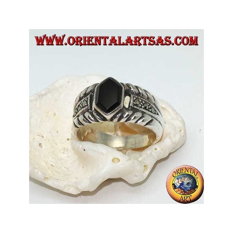 Bague en argent avec onyx hexagonal et marcassite sur les côtés
