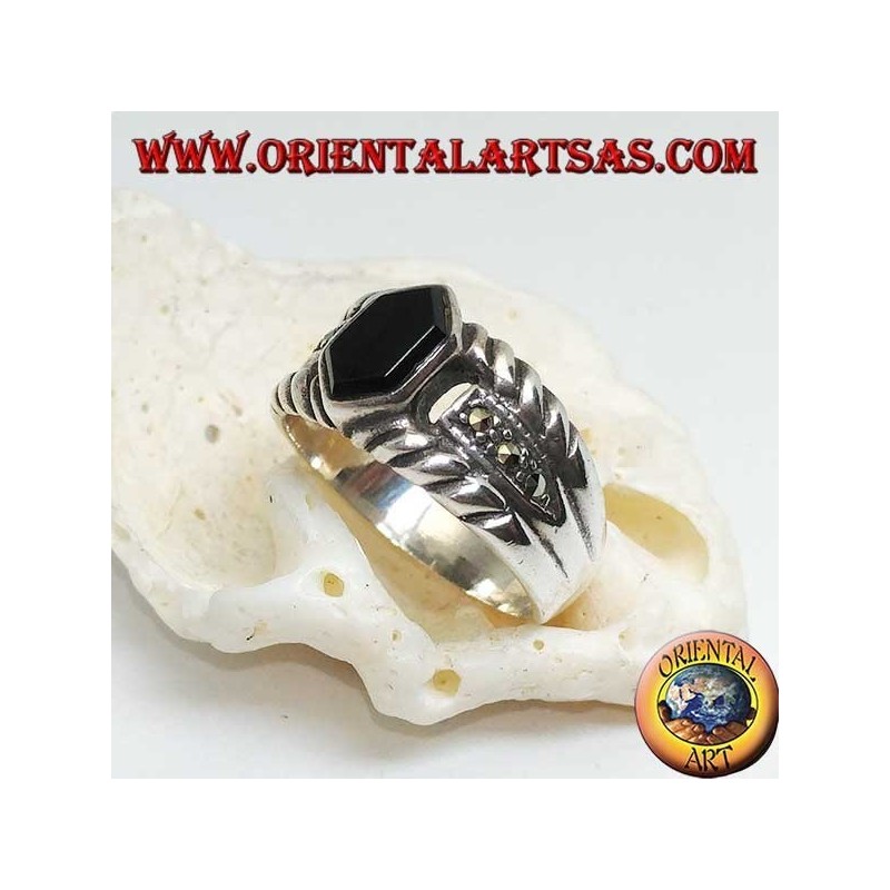 Bague en argent avec onyx hexagonal et marcassite sur les côtés