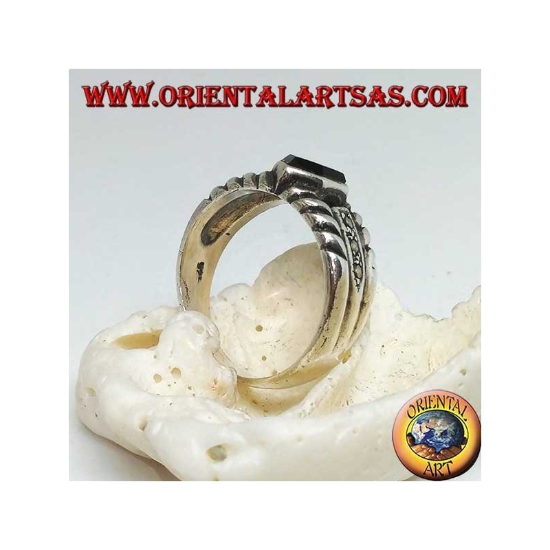 Bague en argent avec onyx hexagonal et marcassite sur les côtés