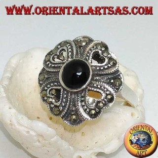Anello in argento con onice tonda contornata da quattro cuori traforati e marcassite