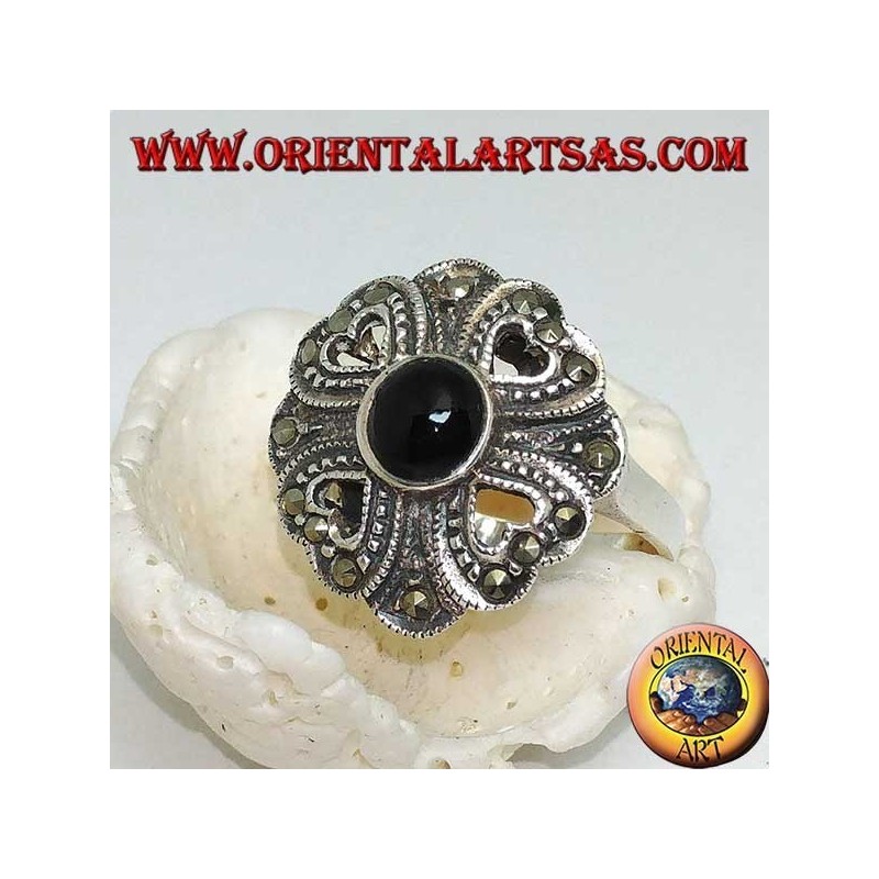 Anillo de plata con ónix redondo rodeado de cuatro corazones calados y marcasita