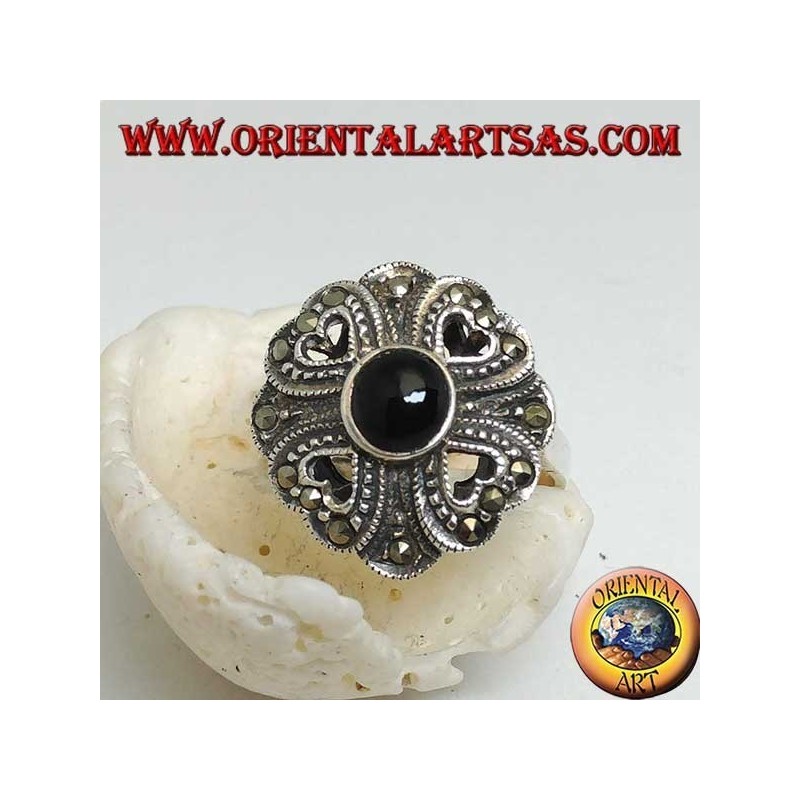 Anillo de plata con ónix redondo rodeado de cuatro corazones calados y marcasita